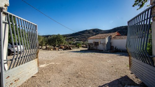 Casa con terreno en Elda. Zona Finca Lacy