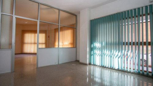 Local comercial en Elda. Zona Av. reina victoria